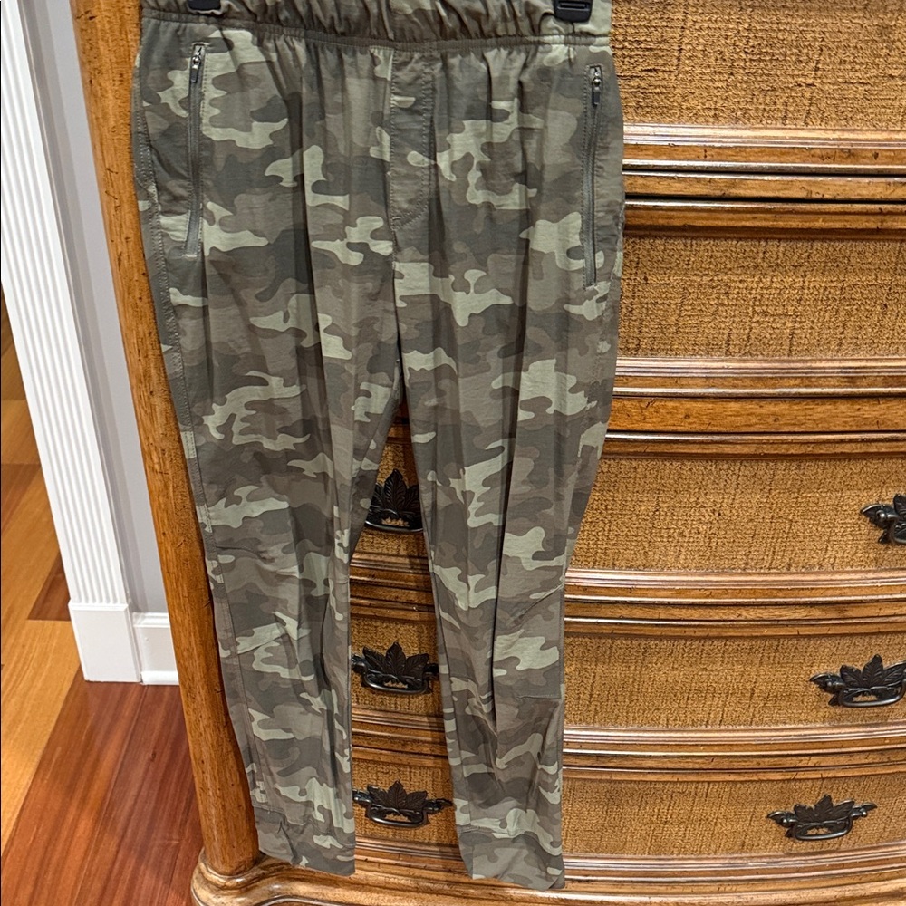 Eddie Bauer Women’s Green Camouflage Jogger Pants